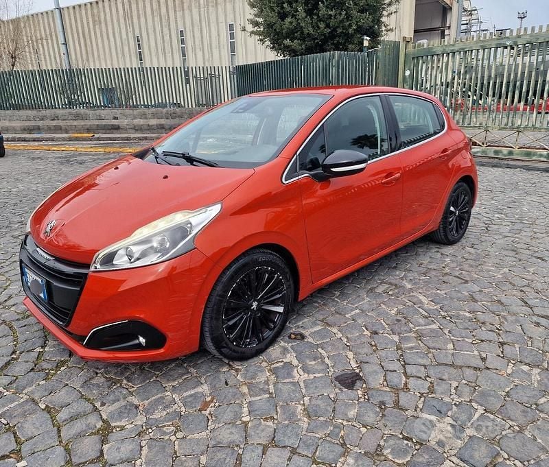 Usata Peugeot 208 Allure 75 CV (55 kW) 2015 Arancione Utilitaria
