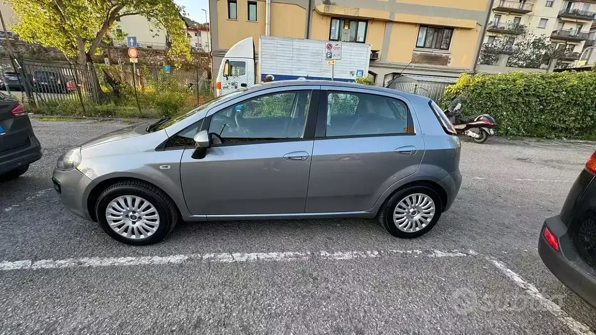 Usata Fiat Punto 69 CV (50 kW) 2011 Grigio Utilitaria