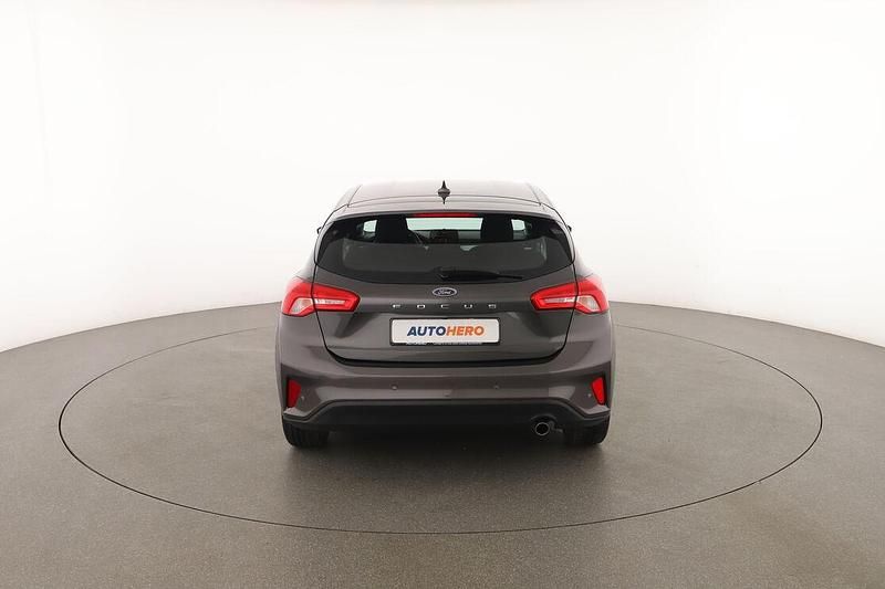 Usado Ford Focus 101 HP (74 kW) 2019 Cinzento Sedan