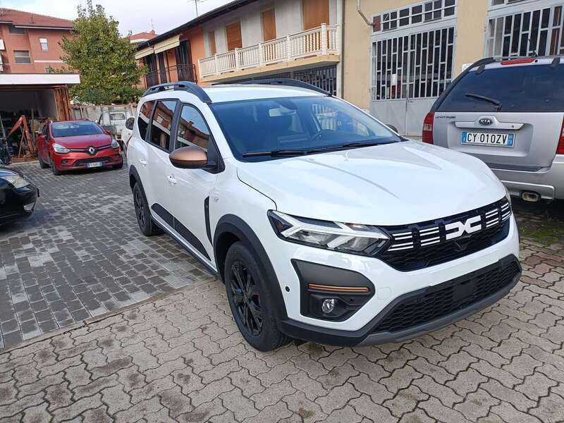 Usata Dacia Jogger Expression 101 CV (74 kW) 2024 Bianco Monovolume