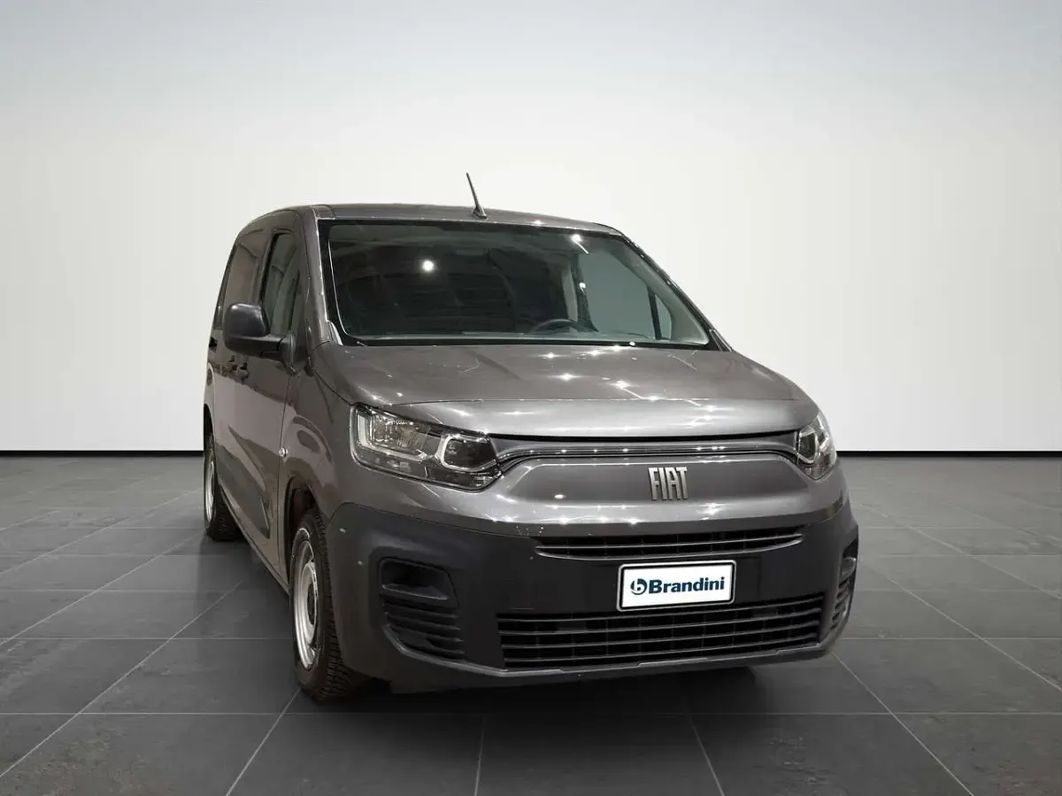 Usata Fiat Doblò 102 CV (75 kW) 2023 Grigio Monovolume