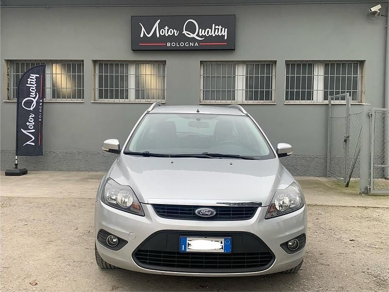 Begagnad Ford Focus Titanium 115 HK (84 kW) 2010 Silver Kombi
