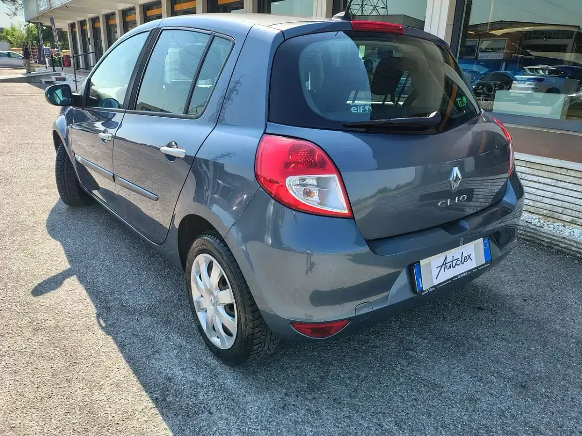 Usata Renault Clio II 75 CV (55 kW) 2011 Blu/azzurro Berlina
