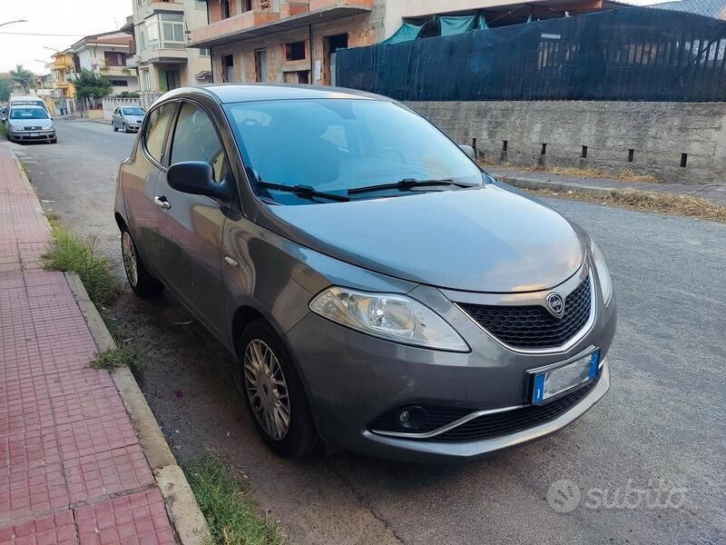 Usata Lancia Ypsilon 95 CV (69 kW) 2017 Grigio Utilitaria