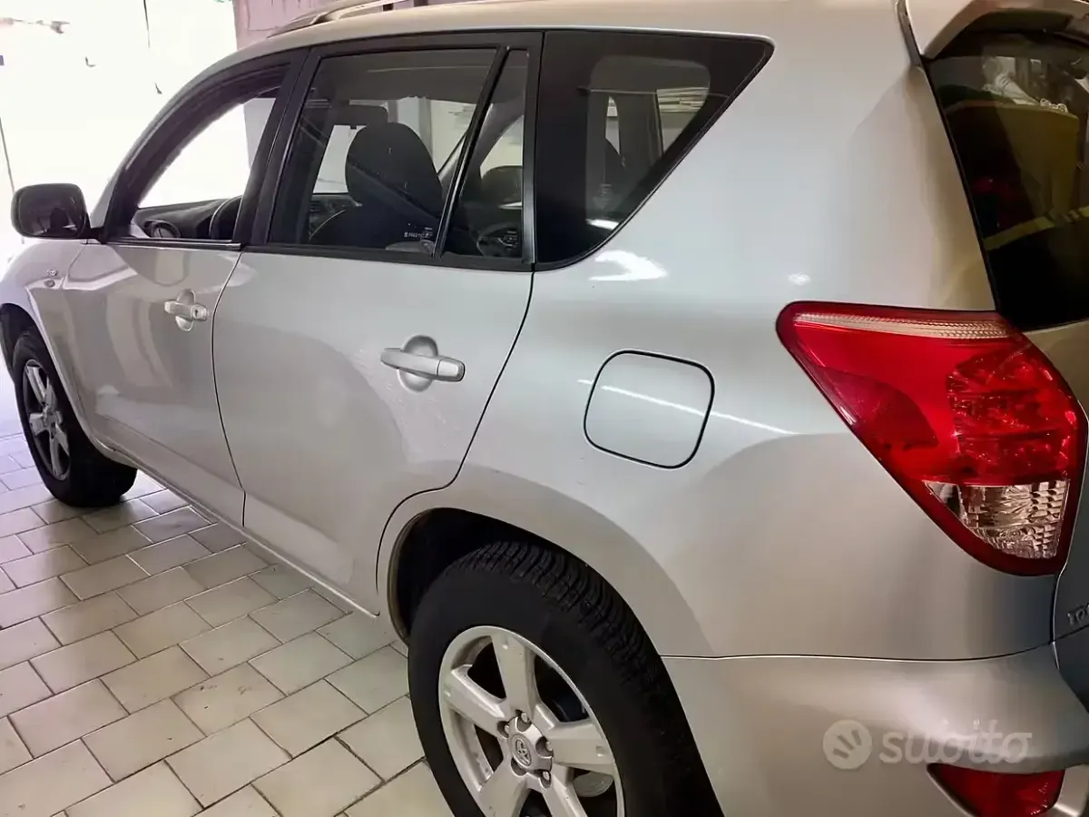 Usata Toyota RAV4 136 CV (100 kW) 2006 Grigio SUV