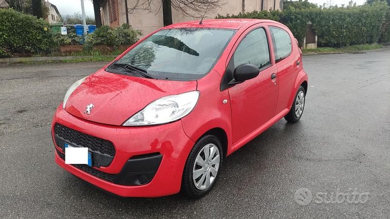 Usata Peugeot 107 68 CV (50 kW) 2012 Rosso Utilitaria