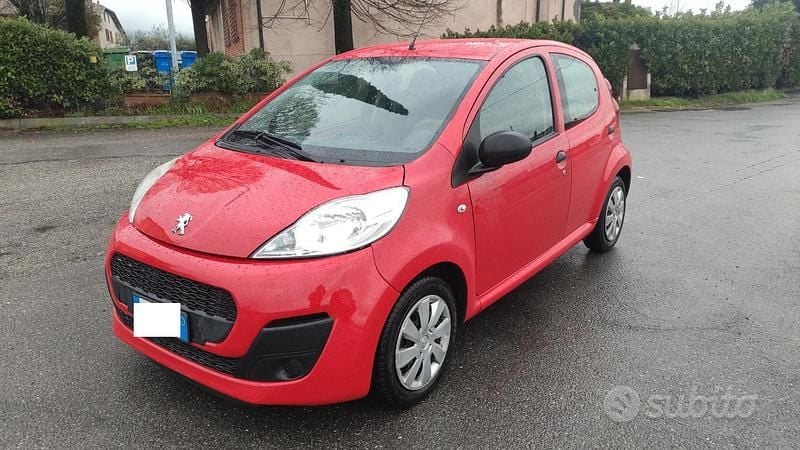 Usata Peugeot 107 Active 68 CV (50 kW) 2012 Rosso Utilitaria