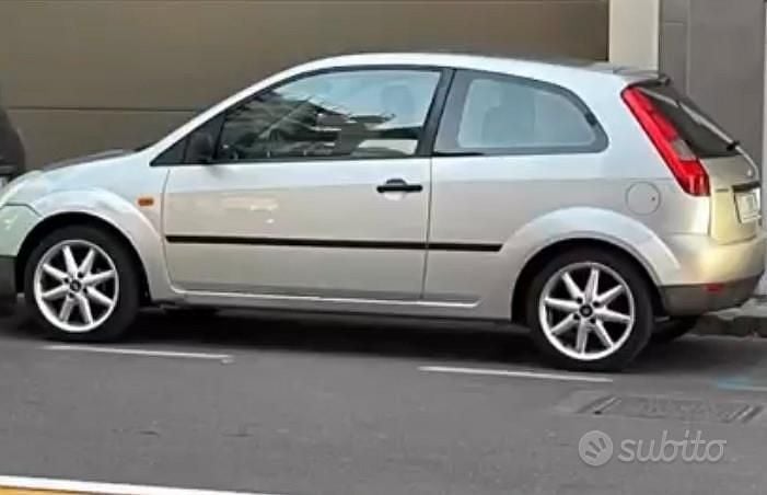 Usata Ford Fiesta 68 CV (50 kW) 2004 Utilitaria