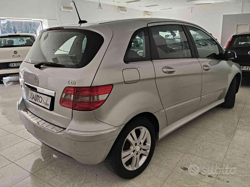 Usata Mercedes B200 Premium 140 CV (102 kW) 2011 Argento Monovolume
