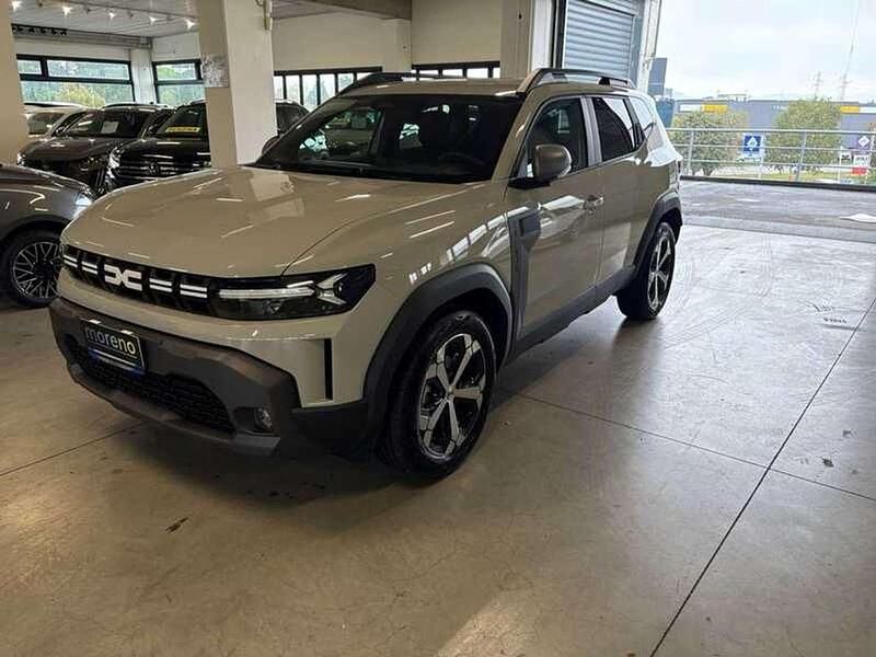 Grigio Nuova 2025 Dacia Duster Journey SUV | 28.490 € (Cara) - Immagine 1/4