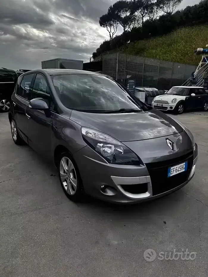 Usata Renault Scénic III 110 CV (80 kW) 2011 Grigio Monovolume