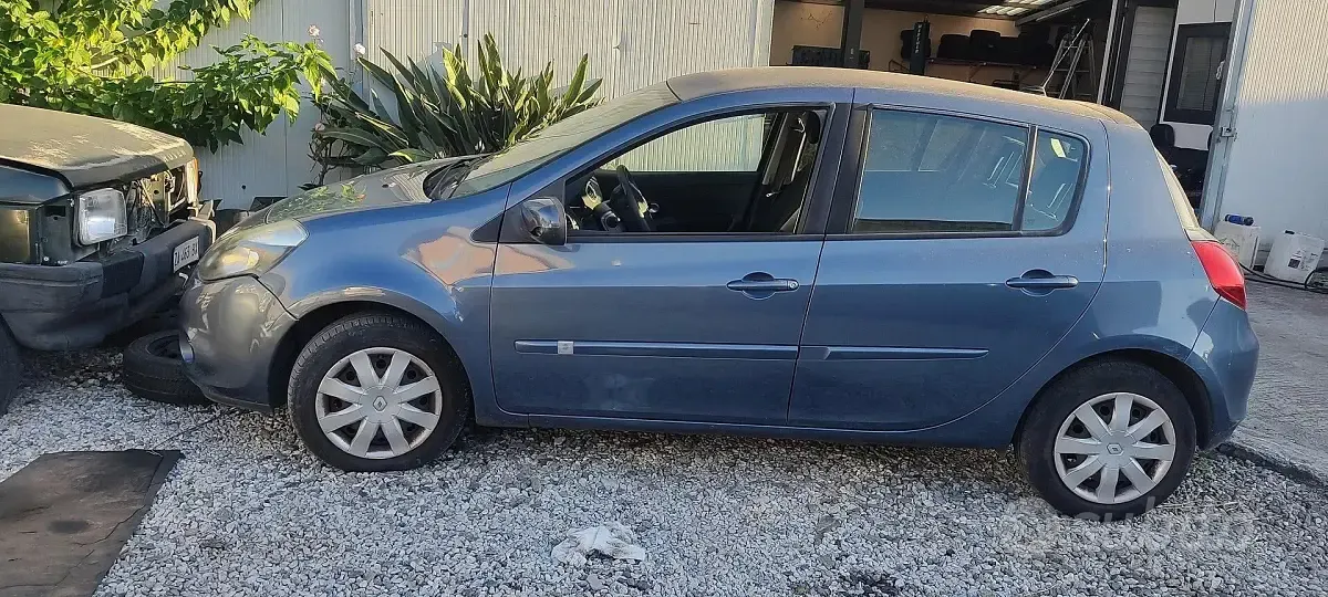Usado Renault Clio II 75 CV (55 kW) 2010 Gris Berlina
