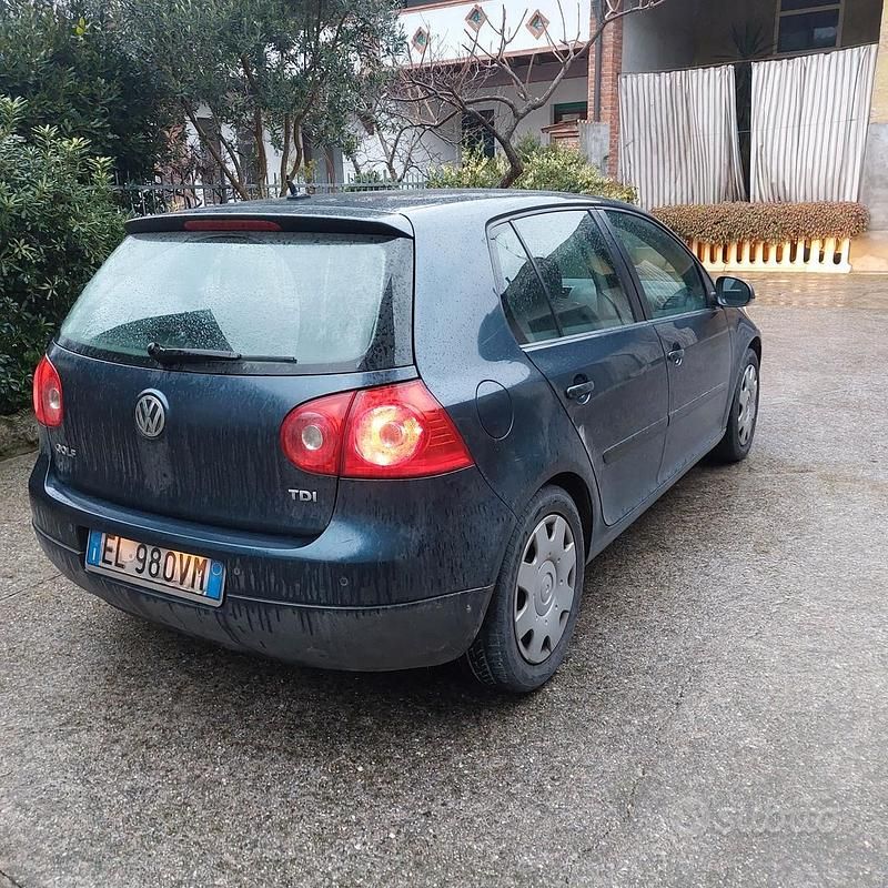 Usata VW Golf V 105 CV (77 kW) 2007 Blu Utilitaria