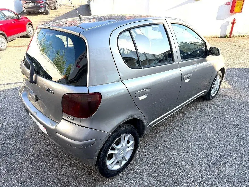 Usata Toyota Yaris Sol 75 CV (55 kW) 2003 Grigio Berlina