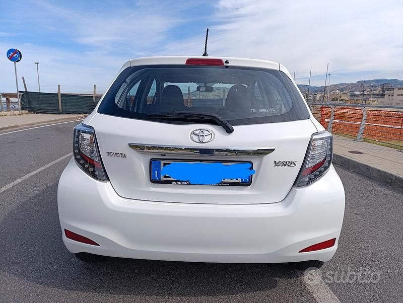 Usata Toyota Yaris Lounge 69 CV (50 kW) 2014 Bianco Berlina