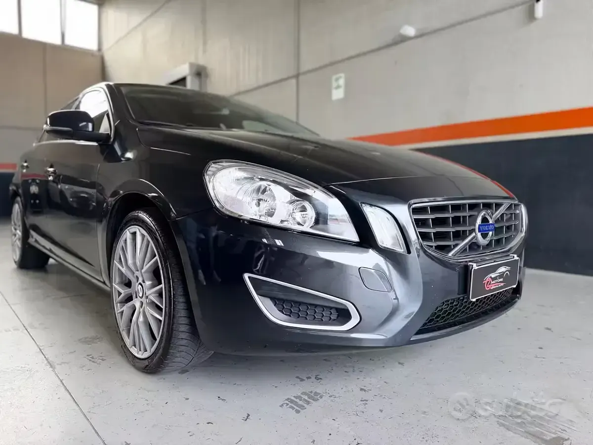Usata Volvo V60 Summum 163 CV (119 kW) 2011 Grigio Station wagon