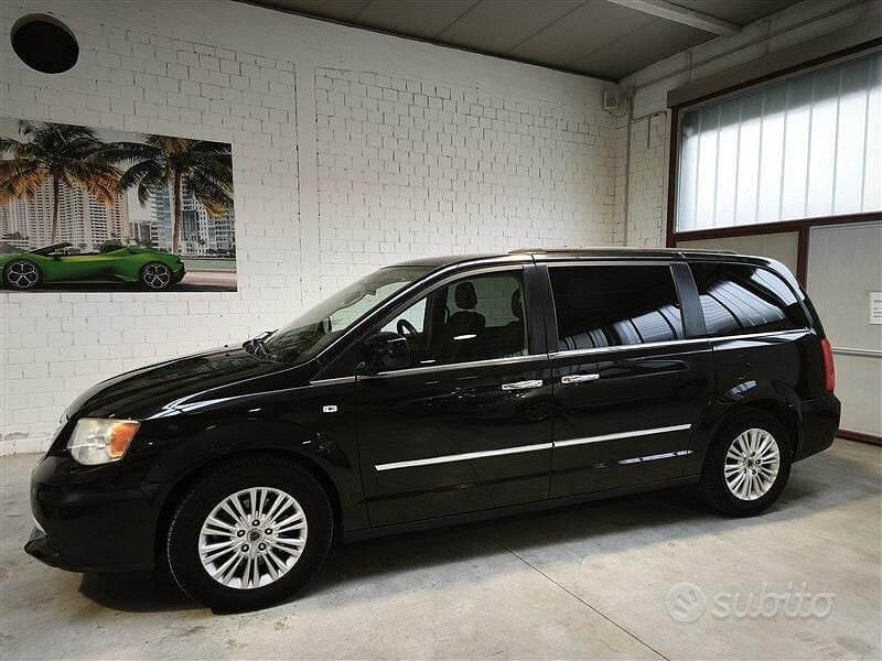 Usata Lancia Voyager Gold 163 CV (119 kW) 2012 Nero Monovolume