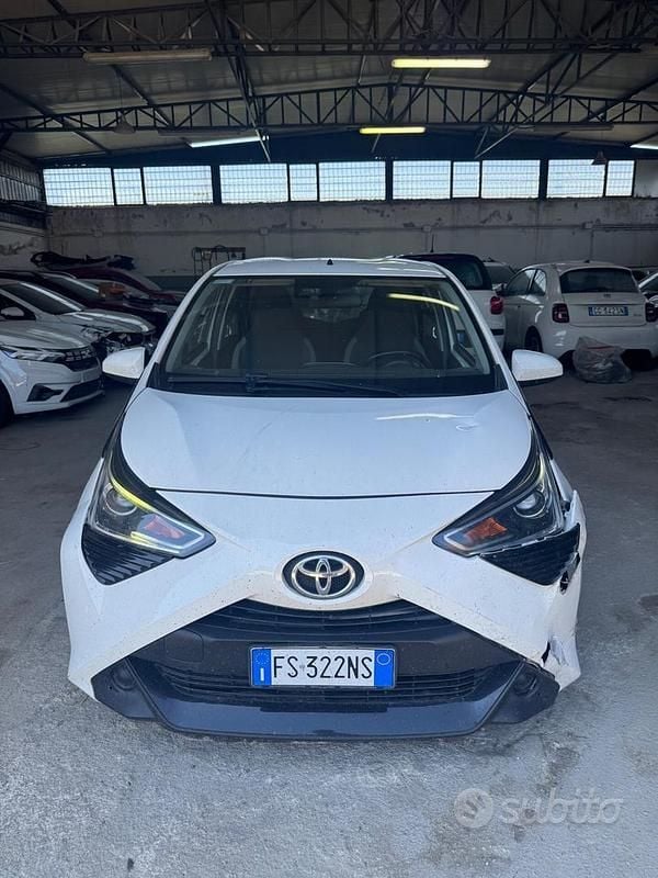 Usata Toyota Aygo Business Edition 69 CV (50 kW) 2018 Bianco Utilitaria