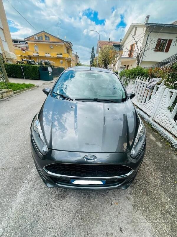 Usata Ford Fiesta 75 CV (55 kW) 2016 Grigio Utilitaria