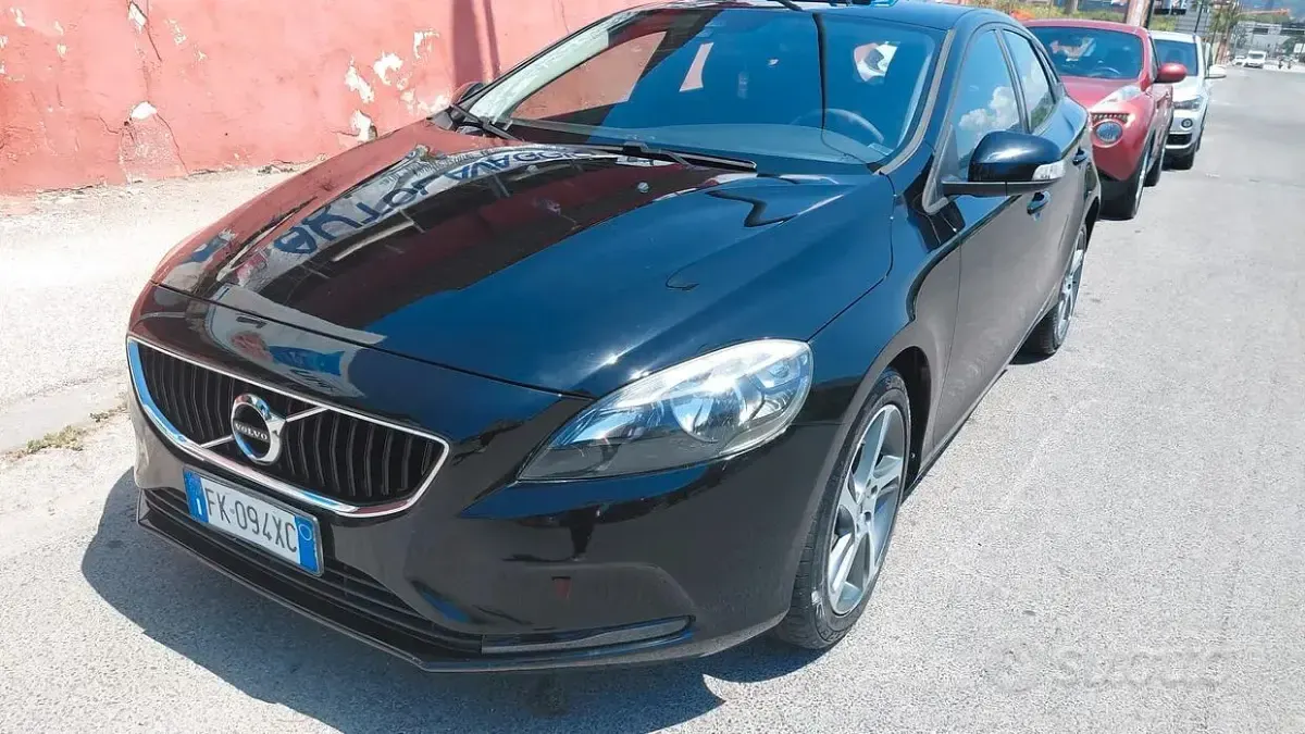 Usata Volvo V40 120 CV (88 kW) 2017 Nero Berlina