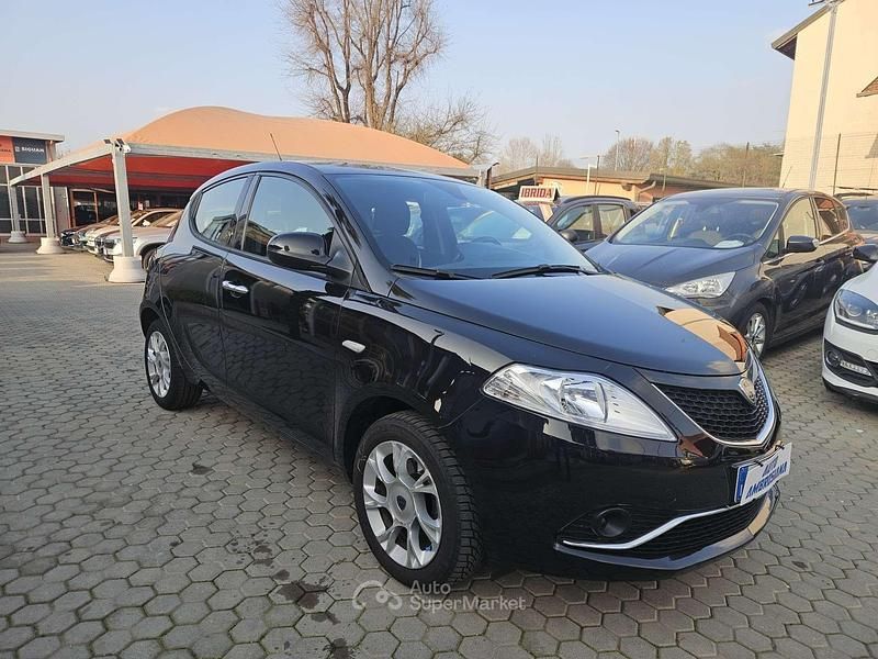 Usata Lancia Ypsilon 69 CV (50 kW) 2016 Nero Utilitaria