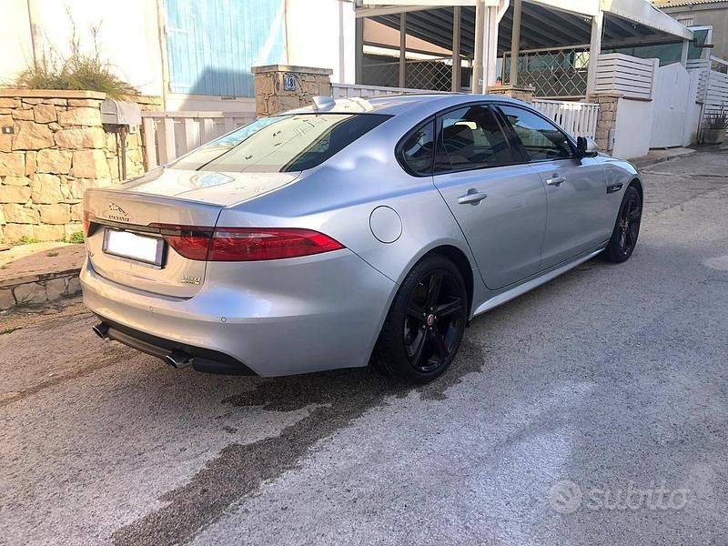 Usata Jaguar XF R-Sport 240 CV (176 kW) 2019 Grigio Berlina