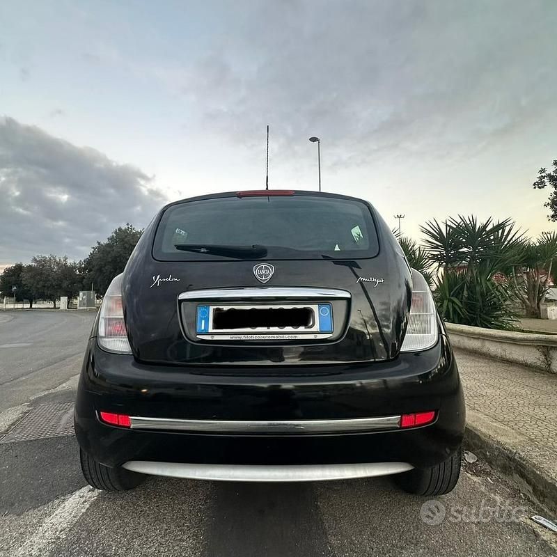 Usata Lancia Ypsilon 75 CV (55 kW) 2012 Nero Utilitaria