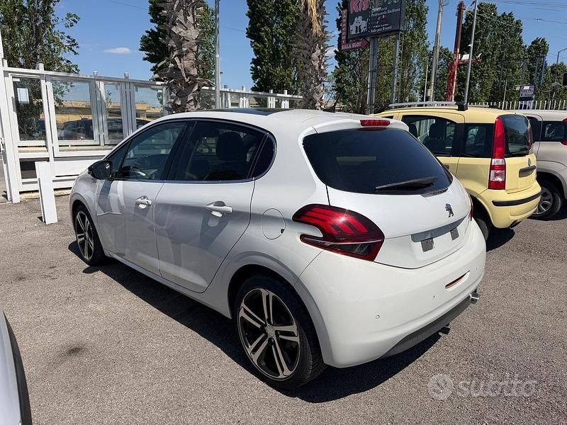 Usata Peugeot 208 GT-line 110 CV (80 kW) 2015 Bianco Utilitaria
