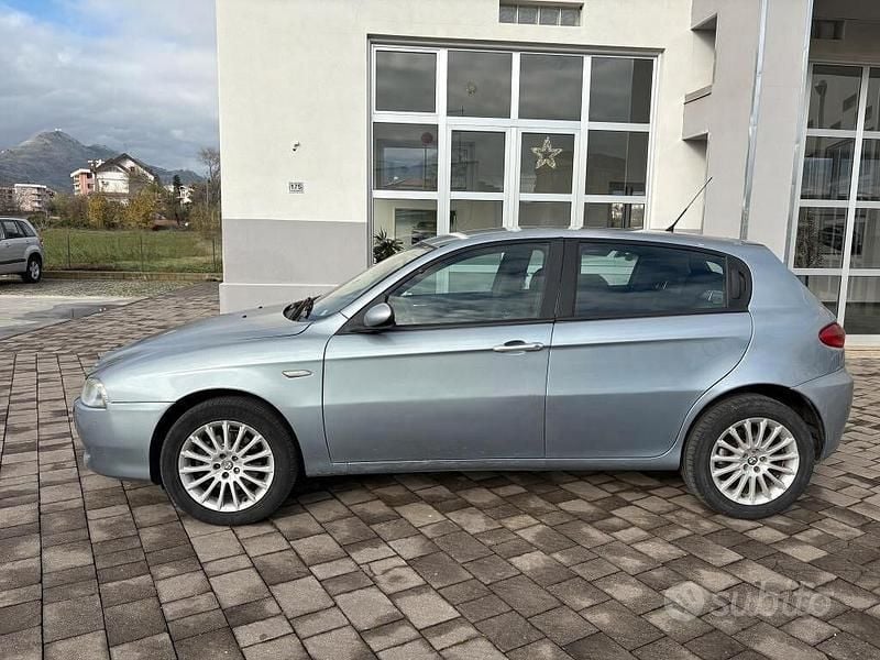 Usata Alfa Romeo 147 Distinctive 115 CV (84 kW) 2005 Grigio Utilitaria