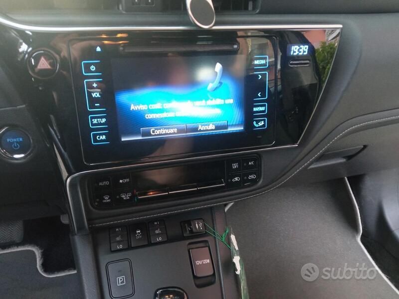 Usata Toyota Auris Hybrid 99 CV (72 kW) 2018 Grigio Station wagon