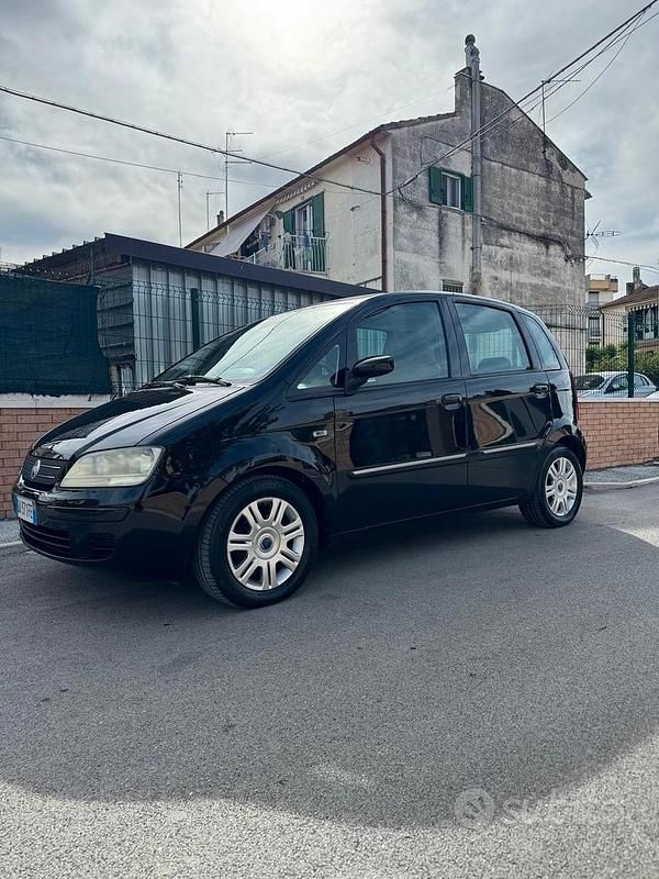 Nero Usata 2006 Fiat Idea Monovolume | 2400 € (Buon prezzo) - Immagine 1/4