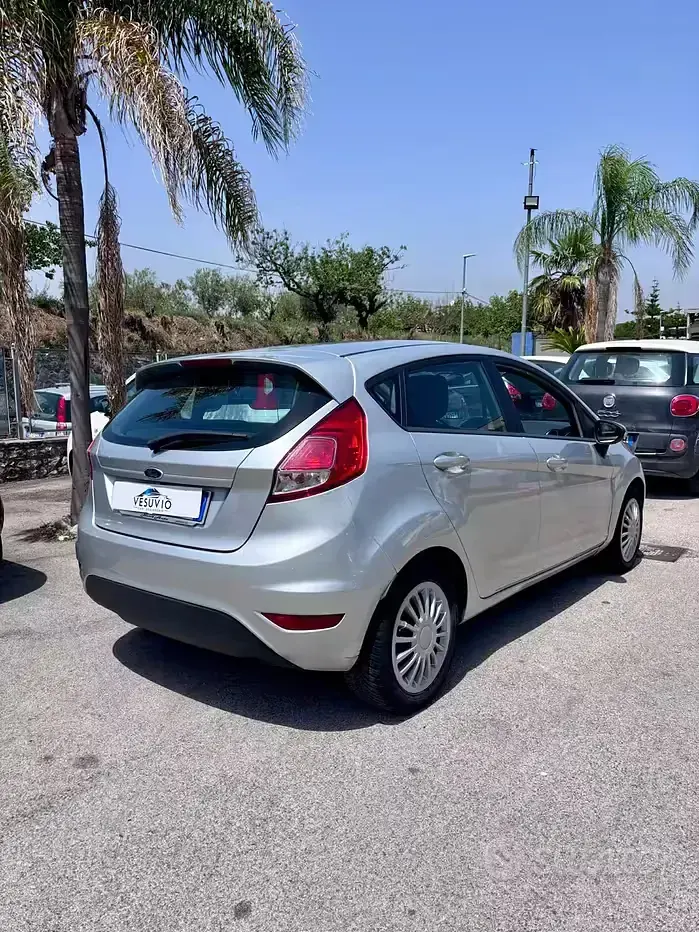 Usata Ford Fiesta 95 CV (69 kW) 2016 Grigio Utilitaria