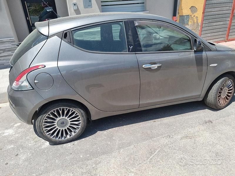 Usata Lancia Ypsilon 90 CV (66 kW) 2012 Utilitaria
