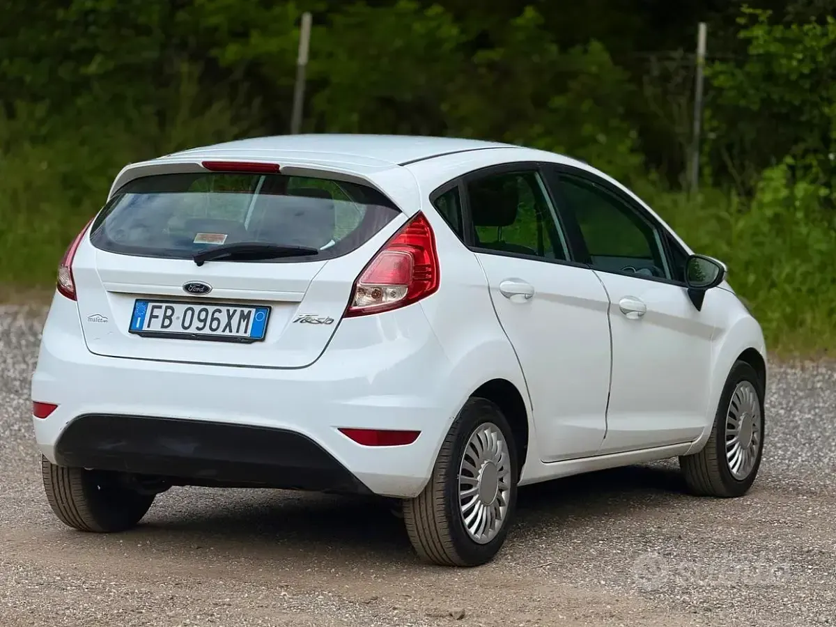 Usata Ford Fiesta 95 CV (69 kW) 2016 Bianco Utilitaria