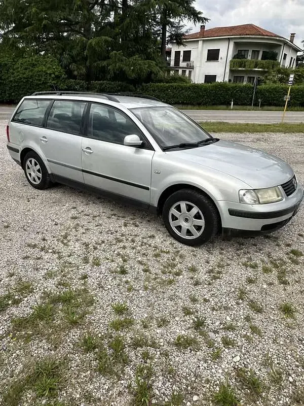 Usata VW Passat 125 CV (91 kW) 2000 Grigio Station wagon