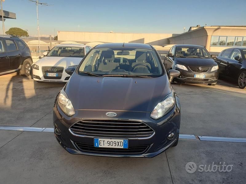 Marrone Usata 2014 Ford Fiesta Titanium Tre volumi | 5999 € (Buon prezzo) - Immagine 1/4
