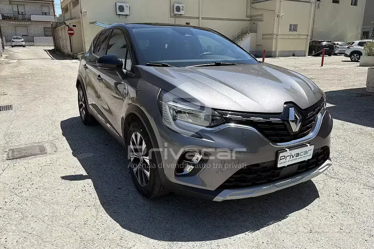 Usata Renault Captur Techno 101 CV (74 kW) 2023 Grigio SUV