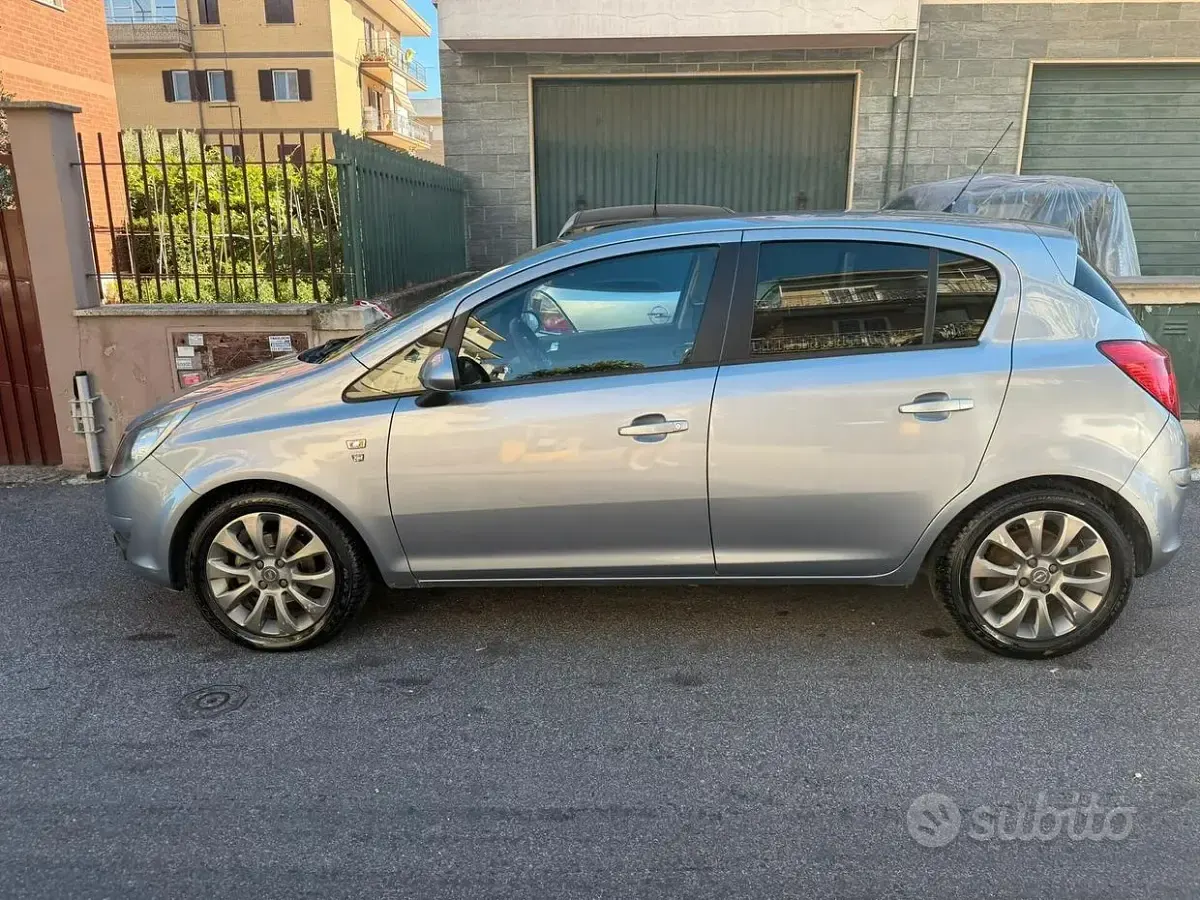 Usata Opel Corsa Club 75 CV (55 kW) 2010 Bluazzurro Utilitaria
