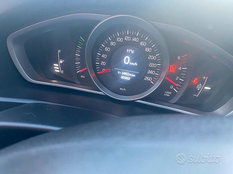 Usata Volvo V40 120 CV (88 kW) 2016 Bianco Station wagon