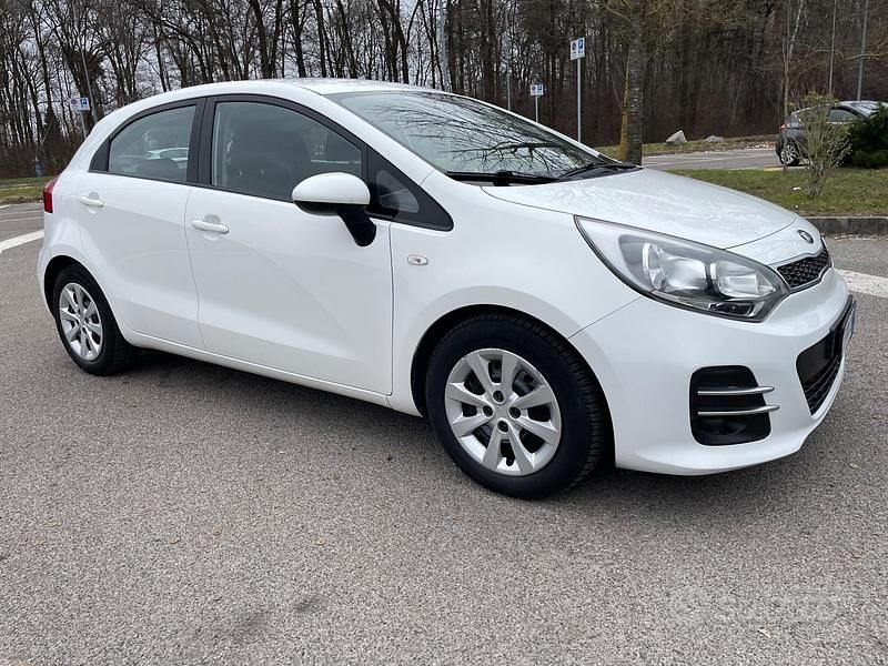 Usata Kia Rio 85 CV (62 kW) 2016 Bianco Berlina