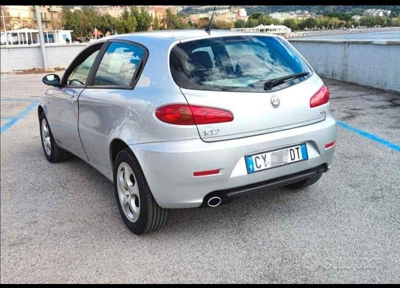 Usata Alfa Romeo 147 120 CV (88 kW) 2005 Grigio Utilitaria