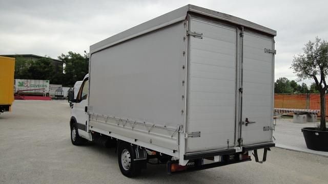 Usata Iveco 35.12 120 CV (88 kW) 2006 Bianco pastello Furgone