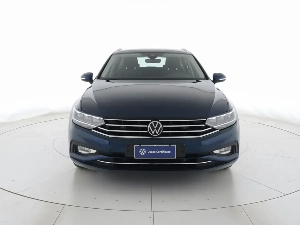 Usata VW Passat Business 150 CV (110 kW) 2023 Aquamarine blue metallizzato Station wagon