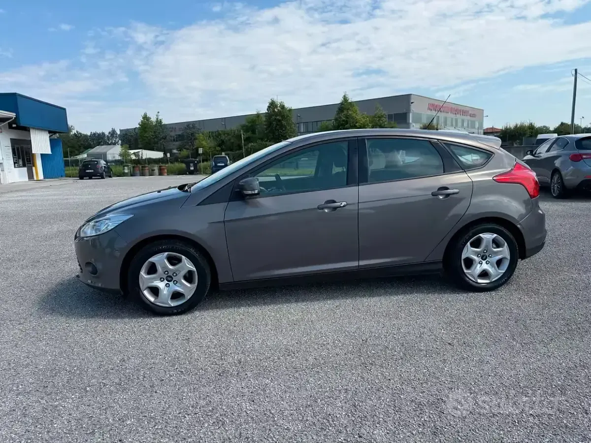 Usata Ford Focus 120 CV (88 kW) 2014 Grigio Berlina
