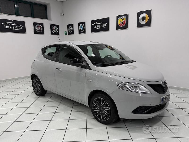 Usata Lancia Ypsilon Gold 69 CV (50 kW) 2018 Grigio Utilitaria