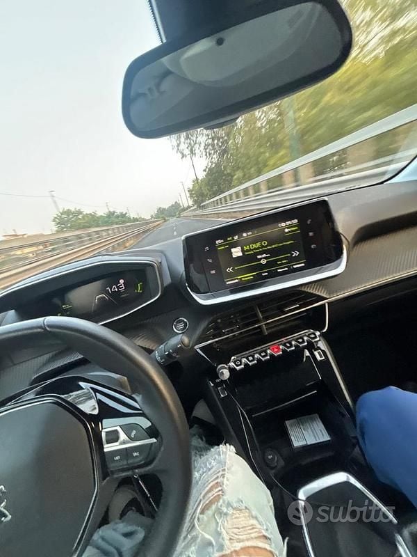 Usata Peugeot 208 Allure 100 CV (73 kW) 2022 Bianco Utilitaria