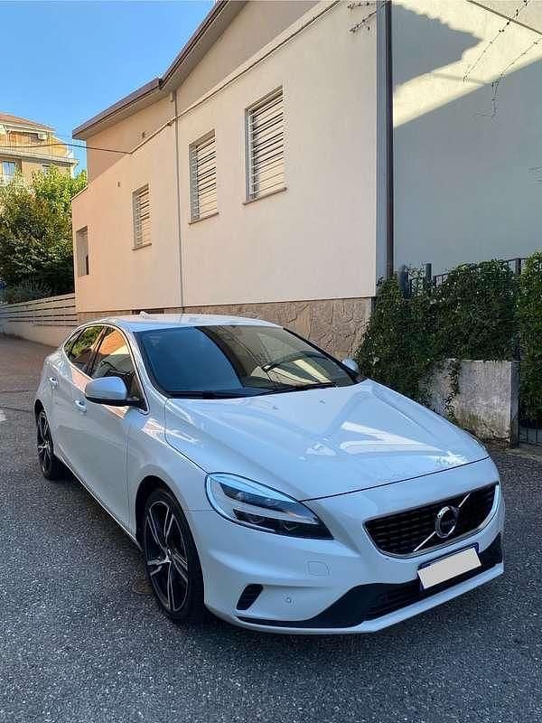 Usata Volvo V40 R-Design Momentum 120 CV (88 kW) 2018 Bianco Berlina