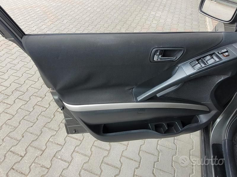 Usata Toyota Corolla Verso 136 CV (100 kW) 2005 Grigio Monovolume