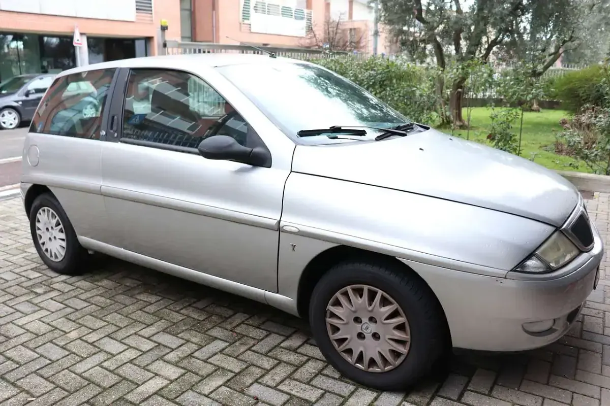 Usata Lancia Ypsilon 60 CV (44 kW) 2003 Argento Utilitaria
