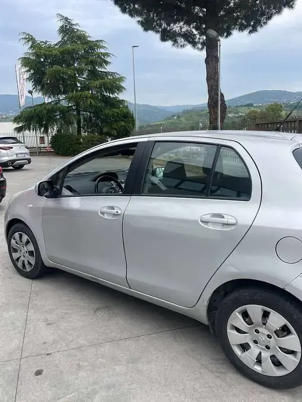 Usata Toyota Yaris 87 CV (63 kW) 2007 Grigio Utilitaria